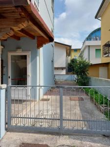 une porte devant un bâtiment dans l'établissement Appartamento al faro, à Caorle