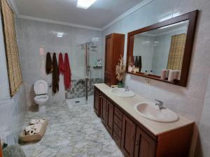 Casa rural El Parral في Bedmar: حمام مع حوض ومرحاض ومرآة