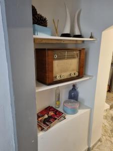 uma estante de livros com uma torradeira em Casa rural El Parral em Bedmar