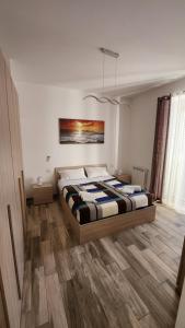 - une chambre avec un lit et une peinture murale dans l'établissement Casalaina Palace, à Catane