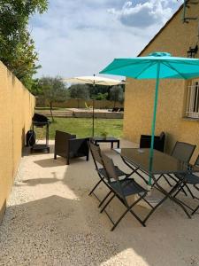 Ogród w obiekcie Loue Studio dans une villa avec piscine terrasse