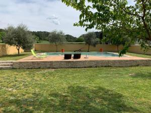 un patio trasero con piscina y parque infantil en Loue Studio dans une villa avec piscine terrasse, en Saint-Théodorit