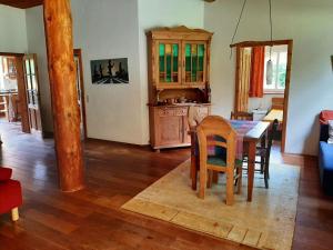 a kitchen and dining room with a table and chairs at Ferienwohnung Bioland-Hof Wilkens in Visselhövede