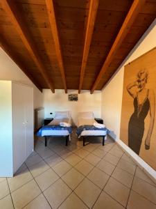 Zimmer mit 2 Betten und Wandgemälde in der Unterkunft Affittacamere Karma in Rho