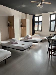 um quarto com 4 camas e uma ventoinha de tecto em Rynek 7 em Katowice