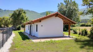 ein kleines weißes Gebäude mit braunem Dach in der Unterkunft La Flor de Agua 