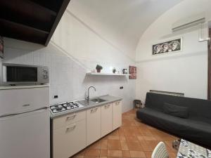 una cucina e un soggiorno con divano di House Casa a Napoli