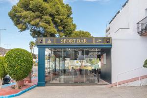 una tienda con un cartel para un bar de deportes en Hotel Nerja Club Spa by Dorobe, en Nerja