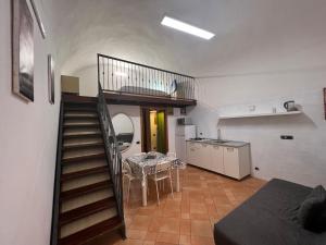 una camera con scala e una cucina con tavolo di House Casa a Napoli
