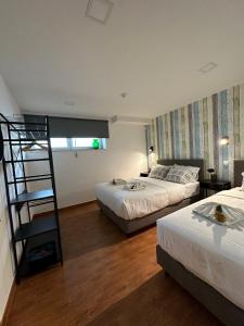 ein Hotelzimmer mit 2 Betten und einer Leiter in der Unterkunft Santiago 2 in Castelo do Neiva + 21 Fotos