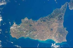 una vista vía satélite de una isla en el agua en La corte di Angelica en Sciacca