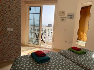 Łóżko lub łóżka w pokoju w obiekcie Casa Sunshine Cotillo Mar