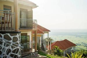 een huis met balkons aan de zijkant bij The park view lodge Queen Elizabeth N P in Kichwamba
