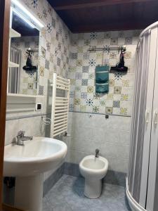 bagno con lavandino e servizi igienici di House Casa a Napoli