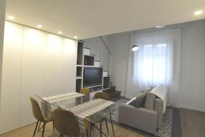 uma sala de estar com uma mesa e um sofá em Suite 59 em Sesto Fiorentino