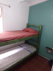 1 dormitorio con 2 literas en una habitación en Pasteur B&B en Godoy Cruz
