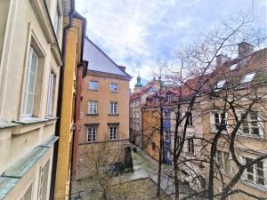 un groupe de bâtiments et d'arbres dans une ville dans l'établissement J&W Apartments Świętojańska Rooms, à Varsovie