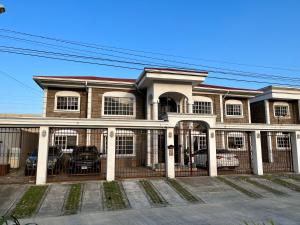 una casa grande con una valla delante en Apartamentos Villas del Sol en San Pedro Sula