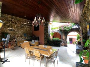 Villa Denise - île de Gorée في غوري: غرفة طعام مع طاولة وكراسي خشبية