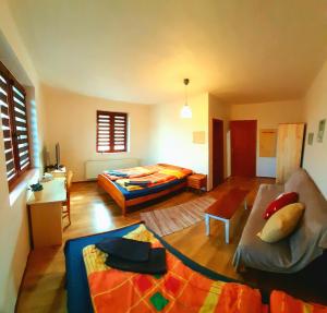 ein Wohnzimmer mit 2 Betten und einem Sofa in der Unterkunft Relax Mariánka in Betlanovce