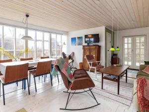 uma sala de estar com mesa e cadeiras em 5 person holiday home in Faxe Ladeplads em Fakse Ladeplads