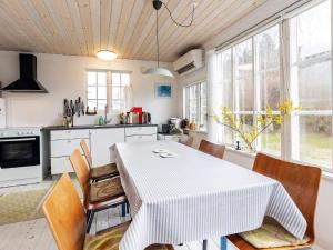 uma cozinha e sala de jantar com mesa e cadeiras em 5 person holiday home in Faxe Ladeplads em Fakse Ladeplads