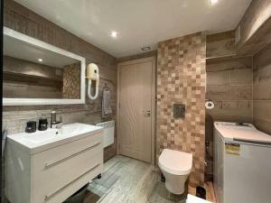 ein Badezimmer mit einem weißen Waschbecken und einem WC in der Unterkunft Brand New Valera Luxury Studio in Warna