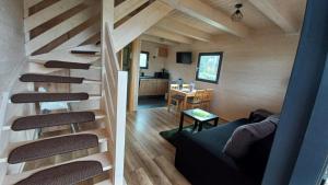 TV a/nebo společenská místnost v ubytování Domek Wakacyjny Pod Gruszą