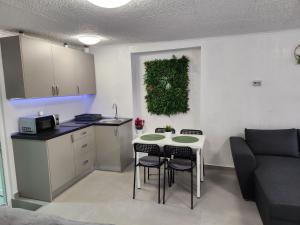 Una cocina y una sala de estar con mesa y sillas. en Apartament DADA, en Sighişoara