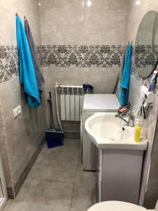 bagno con lavandino e servizi igienici di Hakobyan's Home a Gyumri