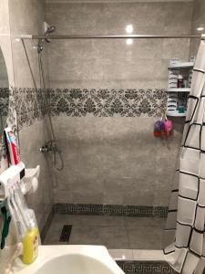 een badkamer met een douche en een wastafel bij Hakobyan's Home in Gjoemri