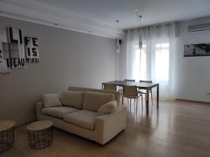 uma sala de estar com um sofá e uma mesa em qu4ttro em Riva del Garda
