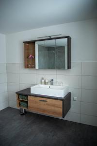 een badkamer met een wastafel en een spiegel bij Ferienhaus Sehmatal in Sehmatal