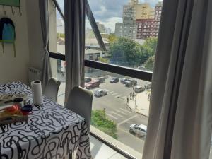 Habitación con mesa y vistas a la calle en Departamento Centro Mar del Plata en Mar del Plata