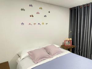 1 dormitorio con 1 cama con mariposas en la pared en Cómodo Apto Lago Sochagota, en Paipa
