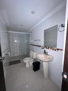 a bathroom with a toilet and a sink at Apartamento en Cali - Cuarto de Legua in Cali