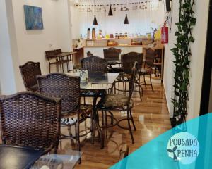 comedor con mesa y sillas en Pousada Penha 1 Beto Carrero, en Penha