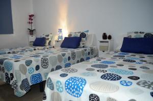 two beds sitting next to each other in a room at Vv Puesta de Sol frente al mar con Balcón y Aire Acondicionado in Alojera +38 photos