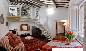 un soggiorno con divano e una scala a chiocciola di Nido tra le cupole, terrazza panoramica, Wi-Fi , AC a Roma