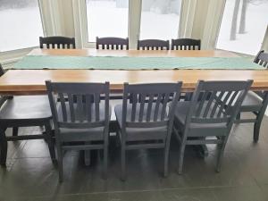 Executive في الجبال الزرقاء: طاولة خشبية مع ستة كراسي وطاولة