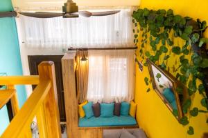 Fotografie z fotogalerie ubytování Central and Colorful Studio Flat in Alsancak v destinaci Izmir