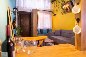 Fotografie z fotogalerie ubytování Central and Colorful Studio Flat in Alsancak v destinaci Izmir