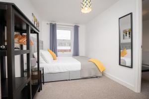 Habitación pequeña con cama y ventana en Immaculate Apartment meters from the beach en Great Yarmouth