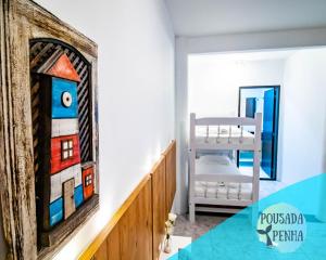 1 dormitorio con litera y un cuadro en la pared en Pousada Penha 1 Beto Carrero, en Penha