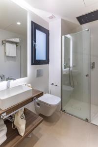 卡塔赫納的住宿－La Casa de las Flores，浴室配有卫生间、盥洗盆和淋浴。