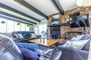 Ruang duduk di Mountain View-Backyard-Air-Conditioning-BBQ-15mins walk Blue Mountain Village +36 gambar