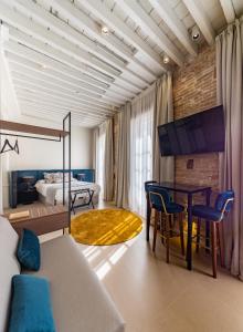 Zimmer mit einem Bett, einem Tisch und Stühlen in der Unterkunft La Casa de las Flores in Cartagena