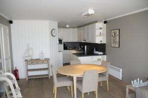 eine Küche und ein Esszimmer mit einem Tisch und Stühlen in der Unterkunft Scorpio 0702 in Nieuwpoort