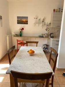 una cocina con una mesa con un tazón de naranjas. en La Casa di Diana en Montecchio