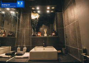 un baño con lavabo y espejo en Le Petit Roi - StandingPlace, en Le Chesnay 50 fotos más